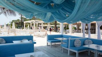 3 restaurants, breakfast, lunch, dinner served; international cuisine