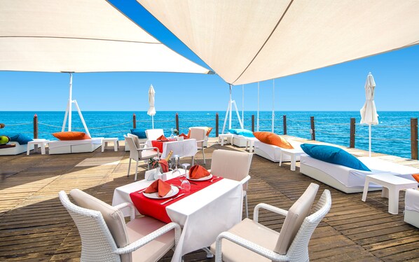 3 restaurants, breakfast, lunch, dinner served; international cuisine 