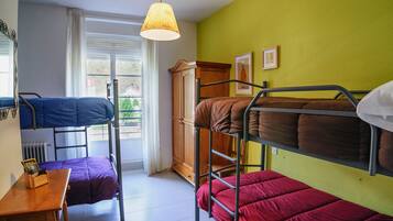 Chambre Quadruple Standard | Bureau, rideaux occultants, lits bébé (gratuits), draps fournis