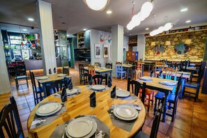 Breakfast and lunch served