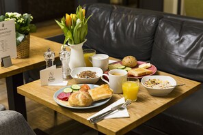 Dagelijks ontbijtbuffet (EUR 9.6 per persoon)