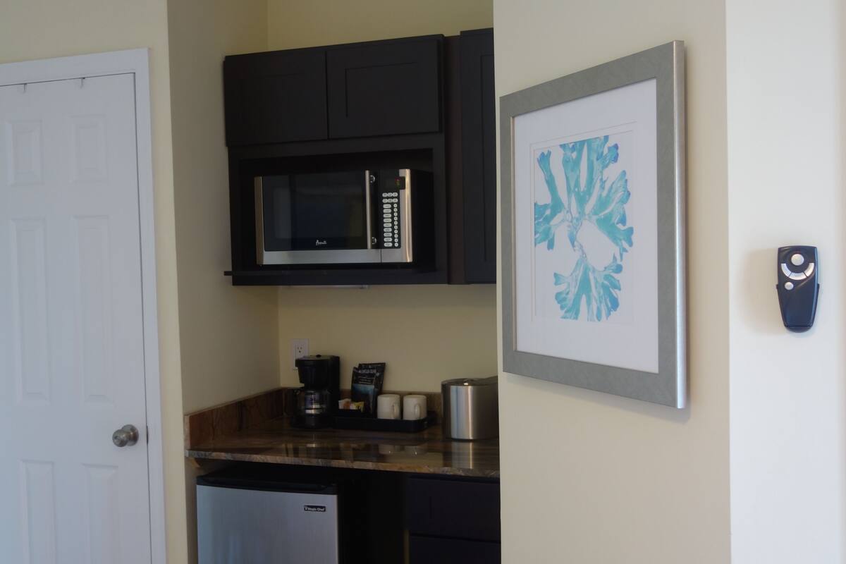 fridge, microwave, coffee/tea maker