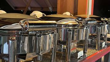 Daily cooked-to-order breakfast for a fee