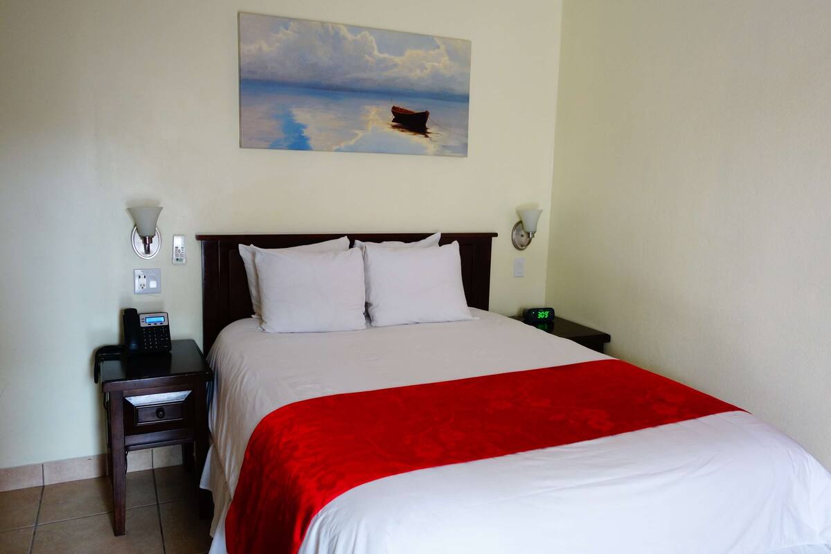 ห้องสแตนดาร์ด, เตียงควีนไซส์ 1 เตียง, ระเบียง, วิวสระว่ายน้ำ (Walk-in Shower) | ตู้นิรภัยในห้องพัก, โต๊ะทำงาน, พื้นที่ทำงานแบบใช้แล็ปท็อป, ผ้าม่านกันแสง