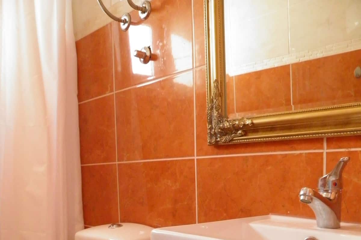 Een douche, gratis toiletartikelen, een haardroger, handdoeken
