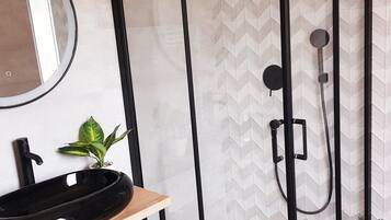 Comfort Double Room, Balcony | Bathroom | Shower, free toiletries, hair dryer, towels