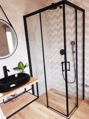 Habitación Confort doble, balcón | Baño | Ducha, artículos de higiene personal gratuitos y secador de pelo