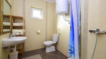 Ein Badezimmer mit Waschbecken, Toilette und Badewanne.