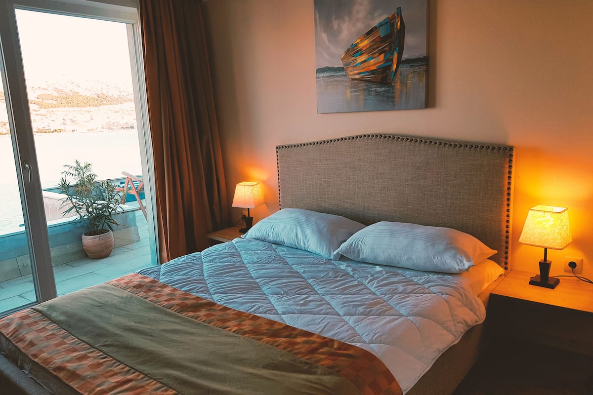 Double Room, Extra Terrace, Sea View | Luxe beddengoed, een minibar, een bureau, gratis wifi