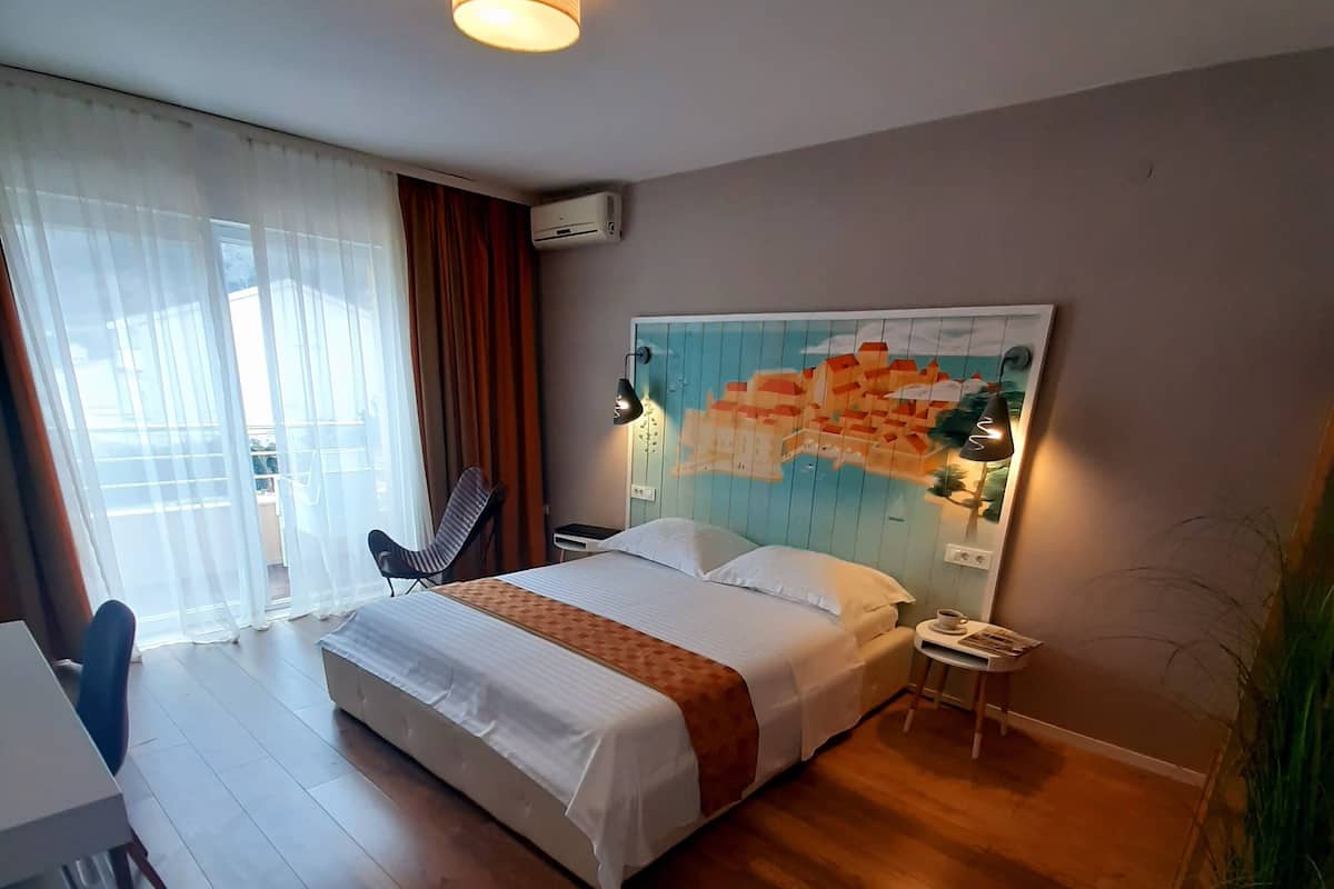 Comfort tweepersoonskamer, balkon | Luxe beddengoed, een minibar, een bureau, gratis wifi