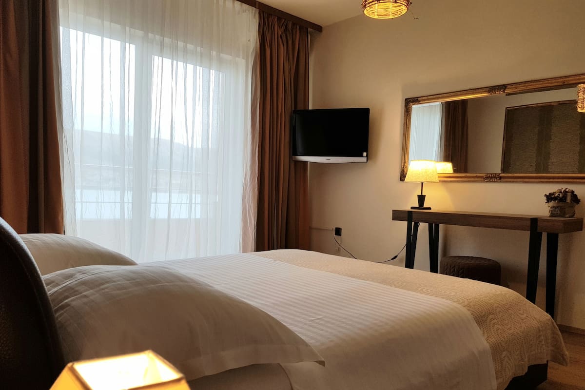 Family Room with Balcony and Sea View | Luxe beddengoed, een minibar, een bureau, gratis wifi
