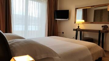 Family Room with Balcony and Sea View | Hochwertige Bettwaren, Minibar, Schreibtisch, kostenloses WLAN