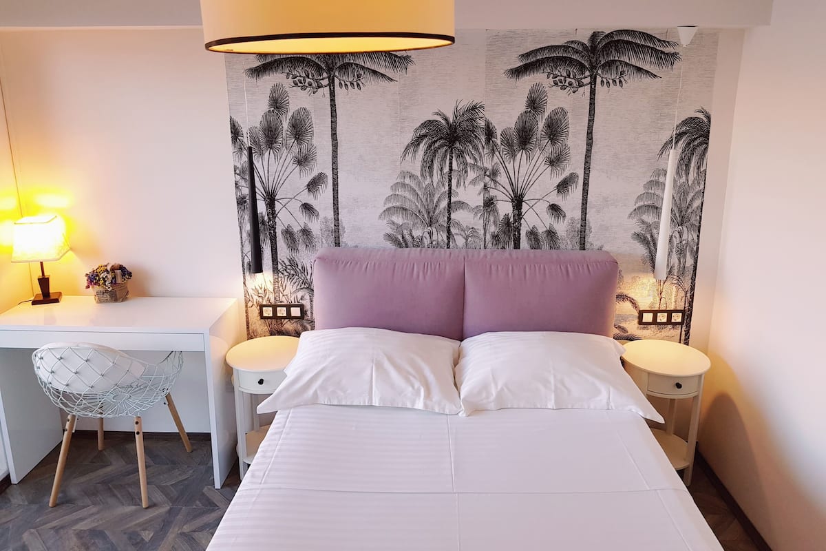 Double Room, Balcony, Sea View, 1st Floor | Luxe beddengoed, een minibar, een bureau, gratis wifi