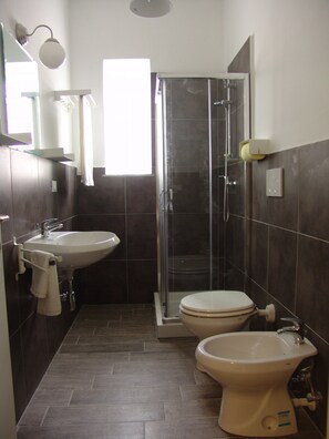 Habitación triple (Camera 3) | Baño | Secadora de cabello, pantuflas, bidet, toallas 