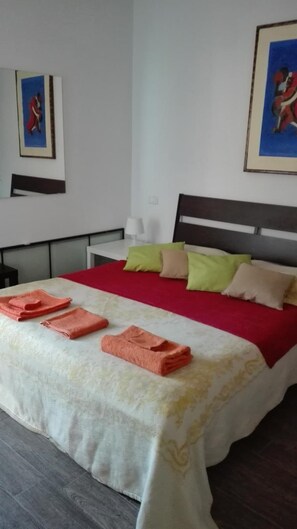 Bureau, espace de travail pour ordinateur portable, Wi-Fi gratuit