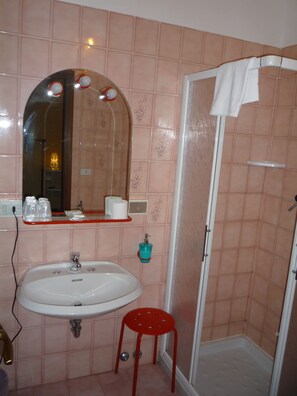 Shower, free toiletries, hair dryer, bidet - Smart Hotel Autodromo (Imola)