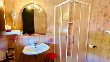 Shower, free toiletries, hair dryer, bidet