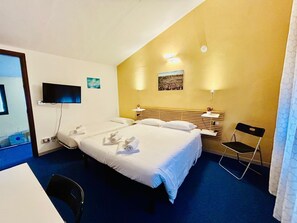 Habitación familiar con 1 cama matrimonial o 2 individuales | Escritorio, wifi gratis y ropa de cama 