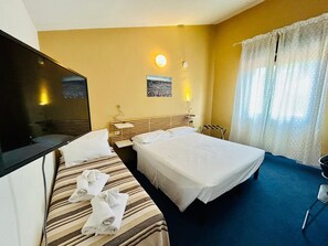 Habitación familiar con 1 cama matrimonial o 2 individuales | Escritorio, wifi gratis y ropa de cama 