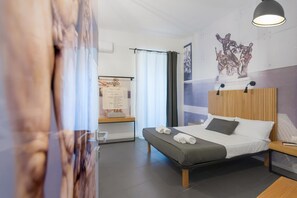 Quarto casal clássico | Roupas de cama premium, escrivaninha, espaço de trabalho para notebook