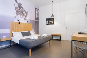 Quarto casal clássico | Roupas de cama premium, escrivaninha, espaço de trabalho para notebook