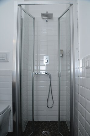 Classic Double Room | Bathroom | Shower, free toiletries, hair dryer, towels - Maison du La Metro (Naples)