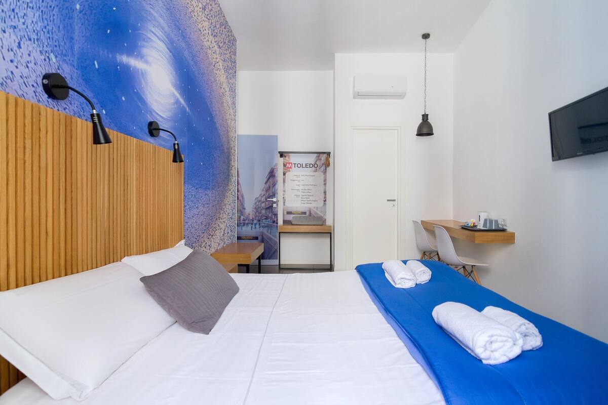 Ropa de cama de alta calidad y escritorio