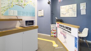 Reception - Maison du La Metro (Naples)
