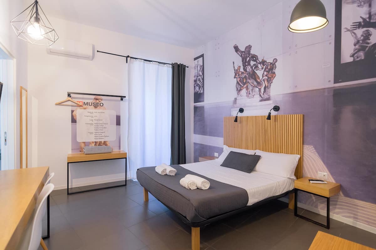 Ropa de cama de alta calidad y escritorio