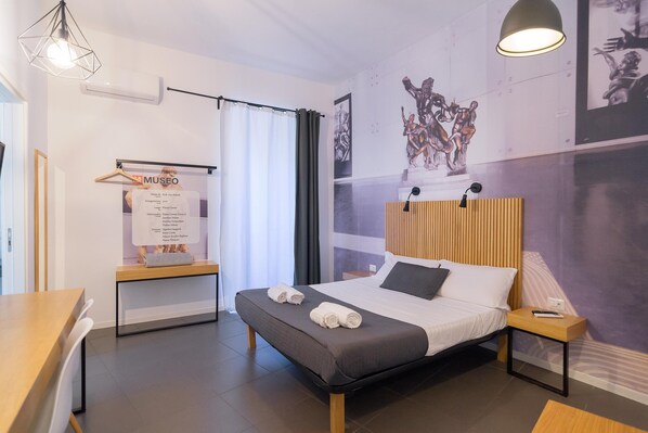 Klassieke tweepersoonskamer | Luxe beddengoed, een bureau, een laptopwerkplek, geluiddichte muren