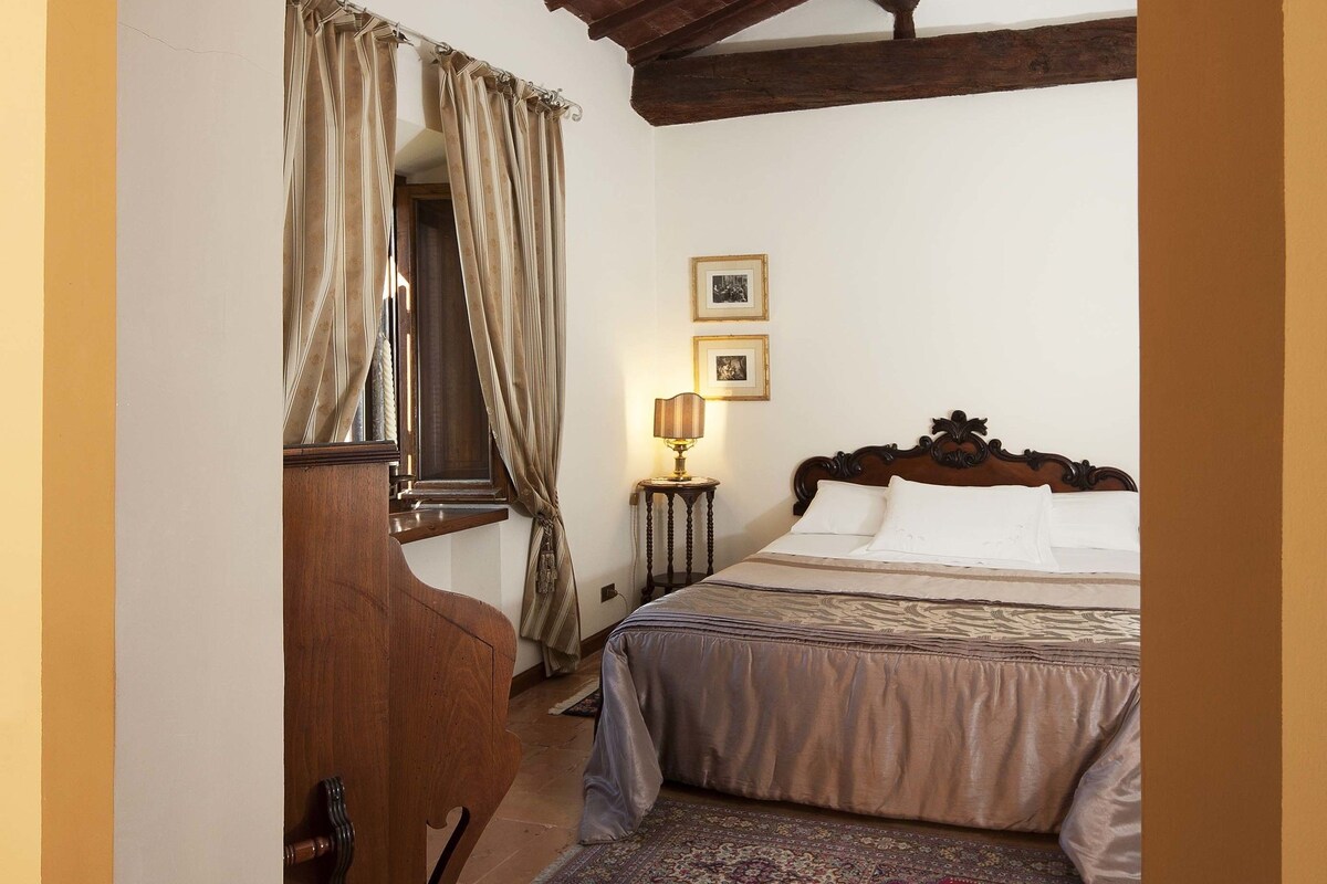 Suite | Premium bedding, free WiFi, bed sheets
