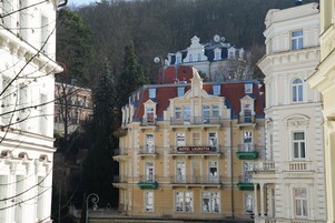 A multi-story hotel with a sign reading "HOTEL LAURETTA."