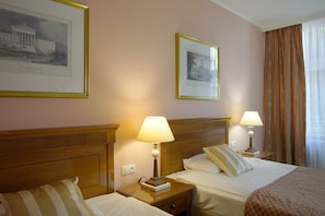 Deluxe Double or Twin Room, Balcony | In-room safe, desk, soundproofing, free WiFi - Villa Lauretta (Karlovy Vary)