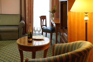 Caja de seguridad en la habitación y escritorio 