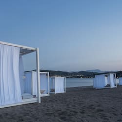 Plage, cabines gratuites, chaises longues, parasols