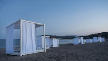 Am Strand, Cabañas (kostenlos), Liegestühle, Sonnenschirme