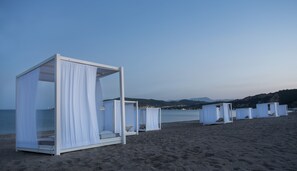 Ein Strand mit weißen, blickdichten Strandkörben.