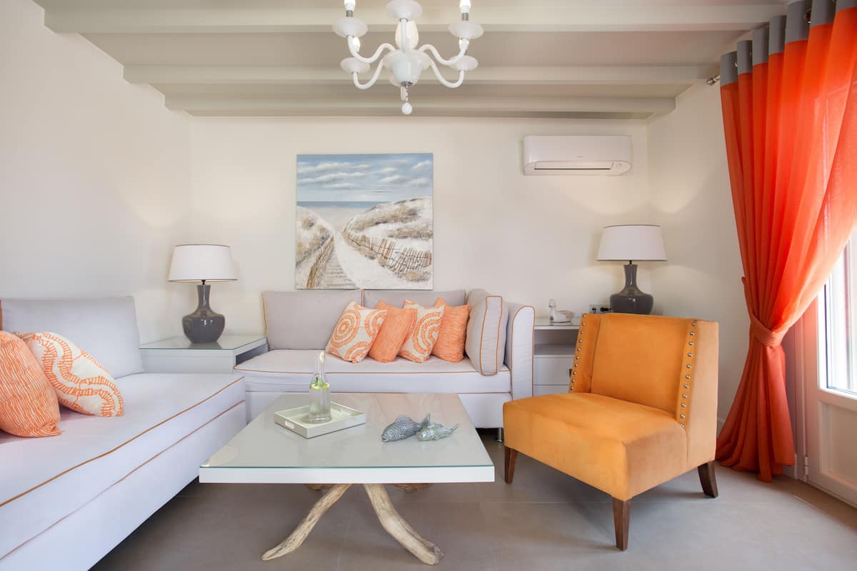 Premium Residence Sea View & Private Garden | Woonruimte | Een 32-inch ledtelevisie met satellietzenders en een televisie