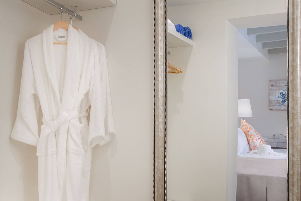 premium residence sea view & private garden | 1 bedroom, egyptian cotton sheets, premium bedding, in-room safe