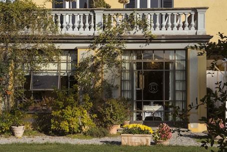 Fachada de la propiedad por la tarde o noche