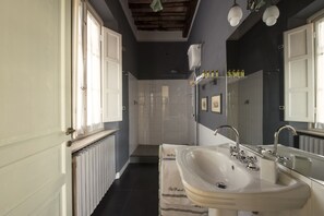 Panoramic Suite, Terrace | Bathroom | Shower, free toiletries, hair dryer, slippers - Al Porto di Lucca B&B (Lucca)