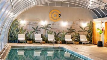 Alberca techada, acceso de 10:00 a 21:00, y camastros