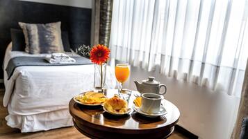 Desayuno continental diario (USD 15 por persona)