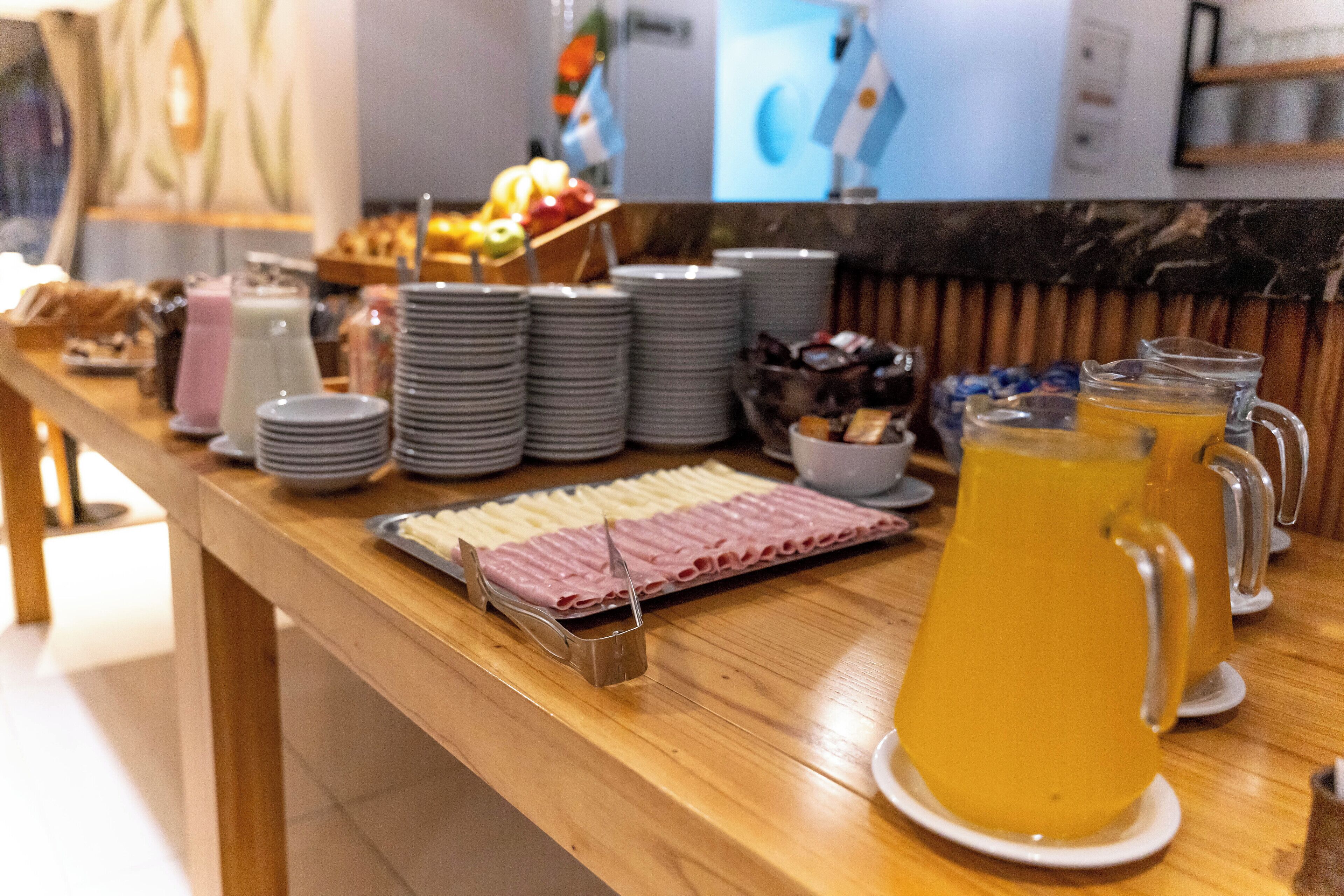 Una mesa de buffet con diversos alimentos y bebidas.