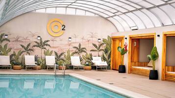 Alberca techada, acceso de 10:00 a 21:00, y camastros