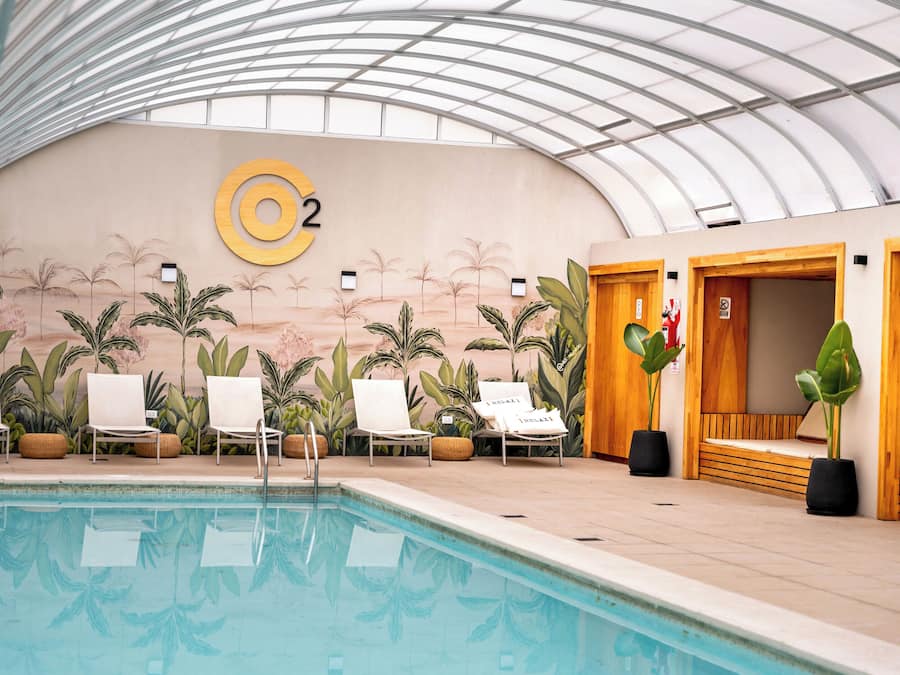 Sisäuima-allas avoinna 10.00–21.00, aurinkotuoleja