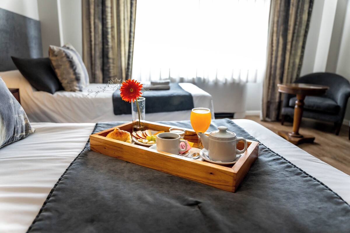 daily continental breakfast (usd 15 per person)