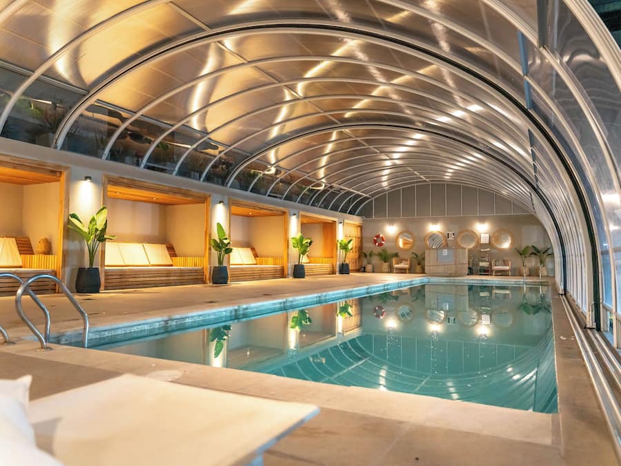 Innendørsbasseng og solsenger