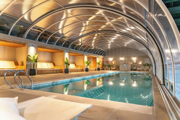 Piscine couverte, accès possible de 10 h 00 à 21 h 00, chaises longues 