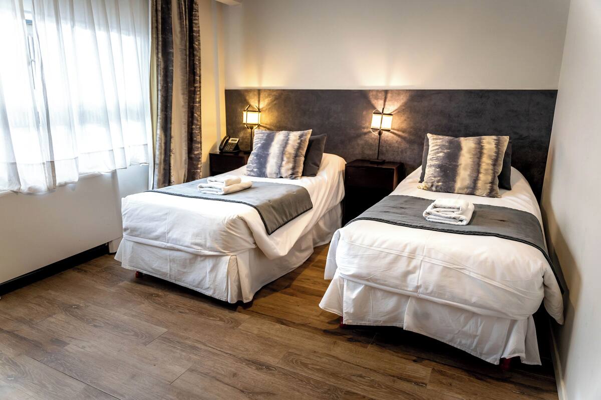 standard twin room | minibar, in-room safe, individually decorated, individually furnished